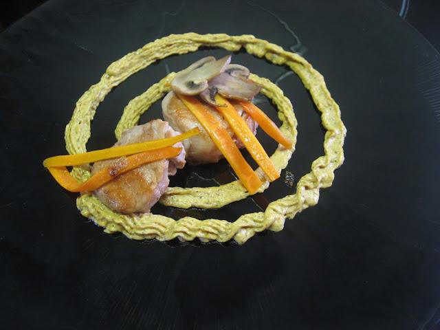 FILETE DE CERDO CON SALSA DE DOS QUESOS Y CURCUMA FILETE DE CERDO CON SALSA DE DOS QUESOS Y CURCUMA