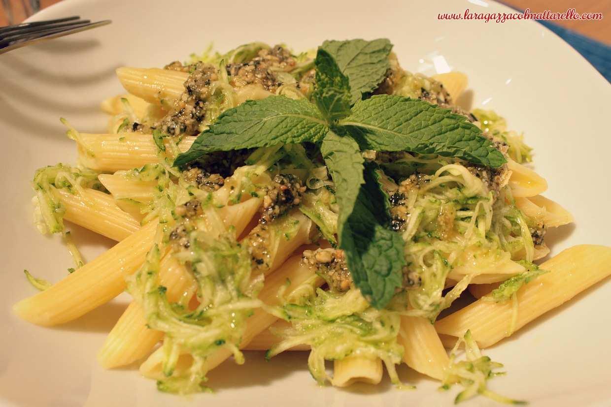 Ensalada de pasta con calabacín y pesto de cacahuetes y menta ~ 066m Ensalada de pasta con calabacín y pesto de cacahuetes y menta ~ recetas primeros ~ 066m