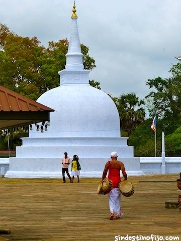 Anuradhapura, sobre ruinas en Tuktuk Stupas y músico
