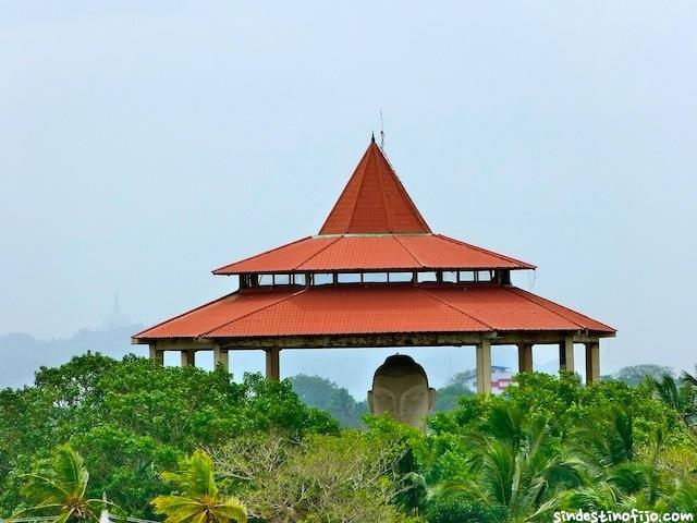 Anuradhapura, sobre ruinas en Tuktuk Buda entre montañas