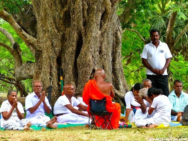 Anuradhapura, sobre ruinas en Tuktuk Lección Budista