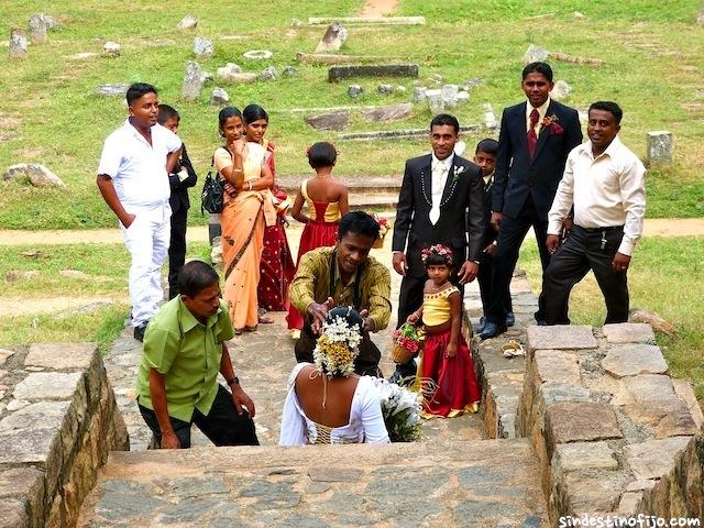 Anuradhapura, sobre ruinas en Tuktuk Boda en Anuradhapura