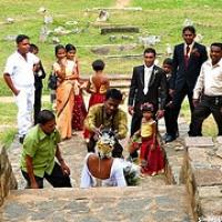 Fotos de la novia Anuradhapura, sobre ruinas en Tuktuk