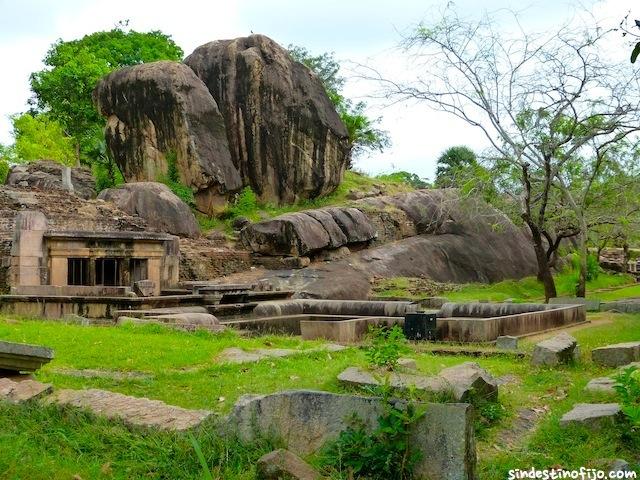 Anuradhapura, sobre ruinas en Tuktuk Ruinas de Anuradhapura