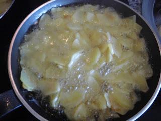 Tortilla española con pimientos de Padrón patas friendose