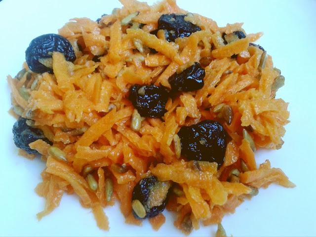 Ensalada de zanahorias, pasas, pipas de girasol tostadas y vinagreta de miel. Ensalada de zanahorias, pasas, pipas de girasol tostadas y vinagreta de miel.