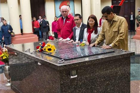 Maduro; su esposa, Cilia Flores, y el vicepresidente Arreaza, ante la tumba de Chávez. | Afp