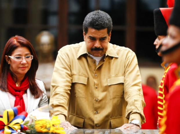 Nicolás Maduro duerme con Chávez, y no está loco!!