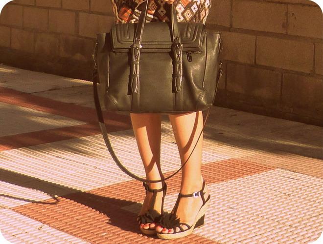 Look con falda tribal y cuñas negras