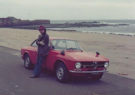 Una vida en fotos. En sus épocas de estudiante en Londres recorrió la costa europea en un Alfa Romeo.