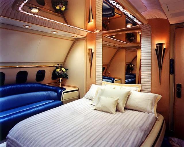 A bordo del mega lujoso avión del sultán de Brunei.