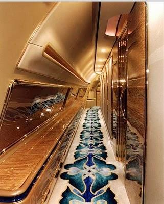 A bordo del mega lujoso avión del sultán de Brunei.