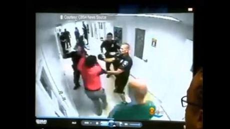 NIÑA DE 14 AÑOS, CON TRASTORNO MENTAL, ATACADA A PUÑETAZOS POR POLICÍA NIÑA DE 14 AÑOS, CON TRASTORNO MENTAL, ATACADA A PUÑETAZOS POR POLICÍA