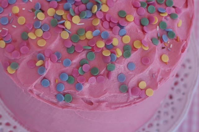 Vanilla Layer Cake para celebrar mi cumpleaños Vanilla Layer Cake para celebrar mi cumpleaños