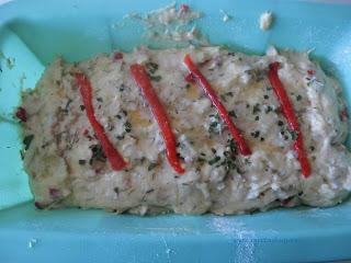 Pan de queso y pimientos de piquillo pan en molde