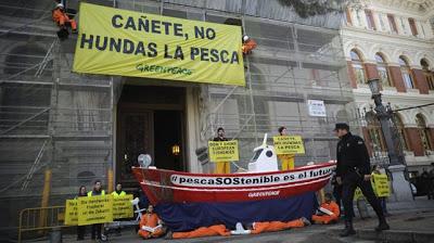 'Atracan' un barco ante la puerta del ministerio de Cañete.