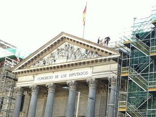 'Atracan' un barco ante la puerta del ministerio de Cañete.