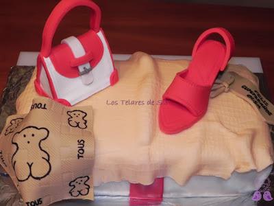 TARTA FONDANT CAJA REGALO: ZAPATO-PAÑUELO Y BOLSO