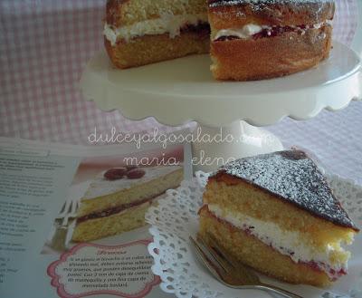 Bizcocho Victoria relleno de crema de mantequilla y confitura de cerezas.