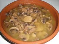 CHAMPIÑONES EN SALSA DE VINO CHAMPIÑONES EN SALSA DE VINO