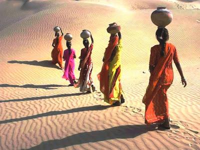 SACA TU BRÚJULA Y ABANDONA LA FILA SACA TU BRÚJULA Y ABANDONA LA FILA