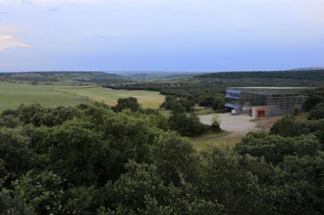 Atapuerca tendrá su propia reserva de animales prehistóricos en octubre Inmediaciones del yacimiento de Atapuerca en el que se instalará la reserva natural. | Afp