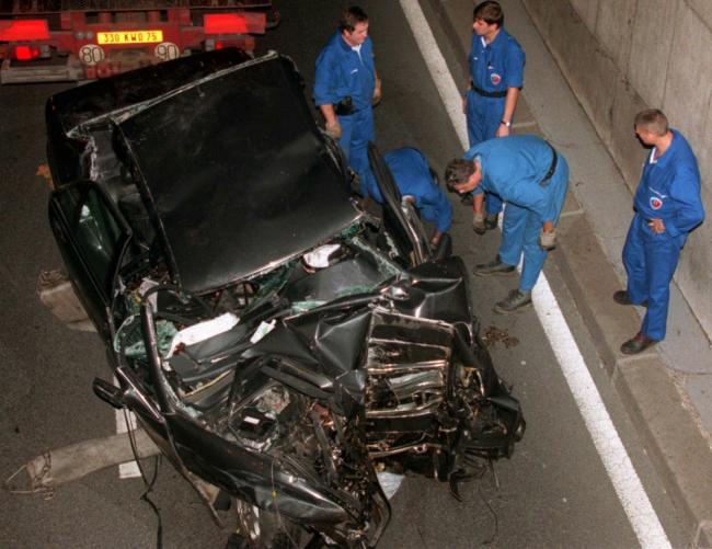 M16 asesinó a la Princesa Diana,NUEVA INFORMACIÓN Los servicios de policía se preparan para llevarse el coche en el que Diana, Princesa de Gales, falleció la madrugada del Domingo, 31 de agosto 1997 en París, en un accidente de coche que mató también a su novio, Dodi Fayed, y el chofer. Los planes para la televisión CBS en los EE.UU. para mostrar por primera vez imágenes de la princesa moribunda después del accidente, tomada de la investigación policial, fueron criticados por el padre de Dodi y los británicos de prensa el jueves 22 de abril 2004. (AP Photo / Jerome Delay)