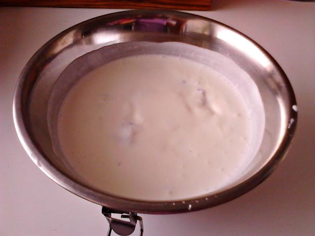 Helado de nata con nueces y heladitos de nata con cobertura de chocolate Helado de nata con nueces y heladitos de nata con cobertura de chocolate