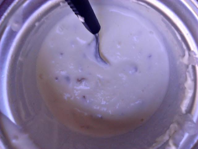 Helado de nata con nueces y heladitos de nata con cobertura de chocolate Helado de nata con nueces y heladitos de nata con cobertura de chocolate