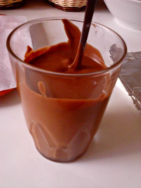 Helado de nata con nueces y heladitos de nata con cobertura de chocolate Helado de nata con nueces y heladitos de nata con cobertura de chocolate