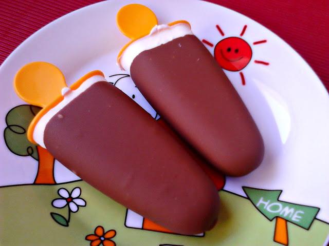 Helado de nata con nueces y heladitos de nata con cobertura de chocolate Helado de nata con nueces y heladitos de nata con cobertura de chocolate