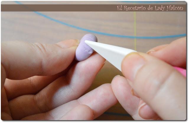 Cupcakes con semillas de amapola, chocolate y fondant para celebrar la llegada de un bebé Cupcakes con semillas de amapola, chocolate y fondant para celebrar la llegada de un bebé