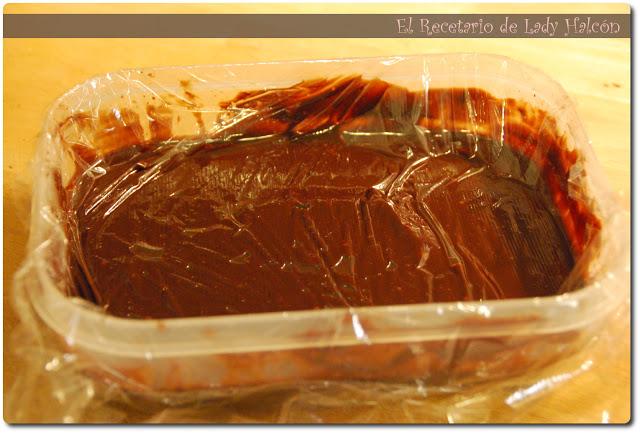 Cupcakes con semillas de amapola, chocolate y fondant para celebrar la llegada de un bebé Cupcakes con semillas de amapola, chocolate y fondant para celebrar la llegada de un bebé