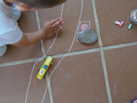 Seguir al niño: Carretera de tiza – Follow the child: Chalk road Montessori en Casa: Carretera de tiza - Chalk road