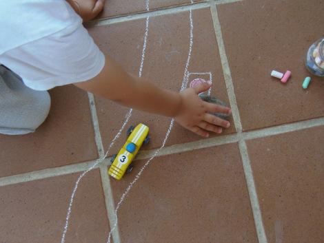 Seguir al niño: Carretera de tiza – Follow the child: Chalk road Montessori en Casa: Carretera de tiza - Chalk road
