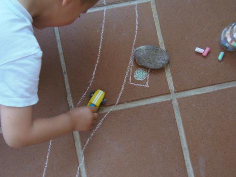 Seguir al niño: Carretera de tiza – Follow the child: Chalk road Montessori en Casa: Carretera de tiza - Chalk road