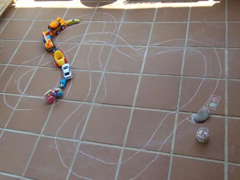 Seguir al niño: Carretera de tiza – Follow the child: Chalk road Montessori en Casa: Carretera de tiza - Chalk road