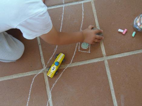 Seguir al niño: Carretera de tiza – Follow the child: Chalk road Montessori en Casa: Carretera de tiza - Chalk road