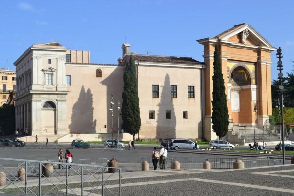 Iglesia de San Salvador, con la Scala Santa, frente a la archibasílica