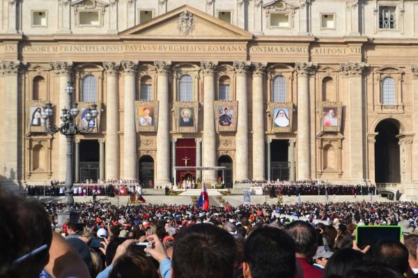 Basílica y Piazza de San Pedro, colmadas un domingo de misa