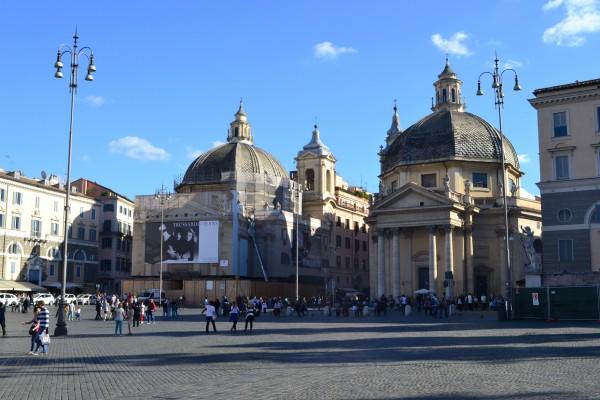 Iglesias gemelas de Santa María del Milagro y Santa María en Montesanto, en Piazza del Popolo