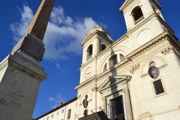 Iglesia de la Trinidad del Monte, sobre las escalinatas de Piazza Spagna