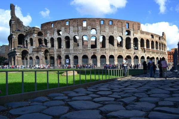 Vista trasera del Coliseo, con una calzada romana en primer plano