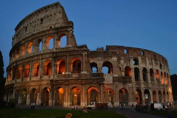El Coliseo, iluminado de noche