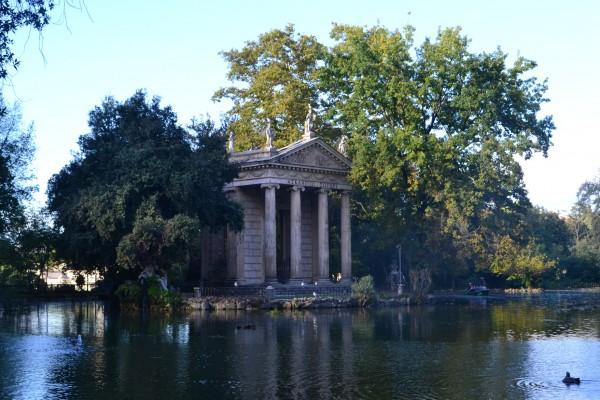 Templo de Esculapio, en el lago de Villa Borghese