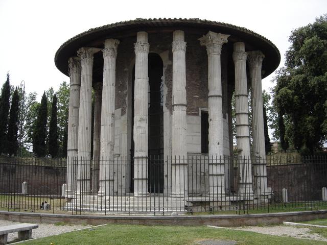 Templo de Hércules Victor, frente a Cosmedín. Fuente: Wikipedia