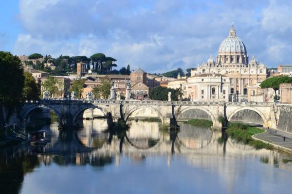 El Río Tíber a su paso por Roma. De fondo, la Basílica de San Pedro