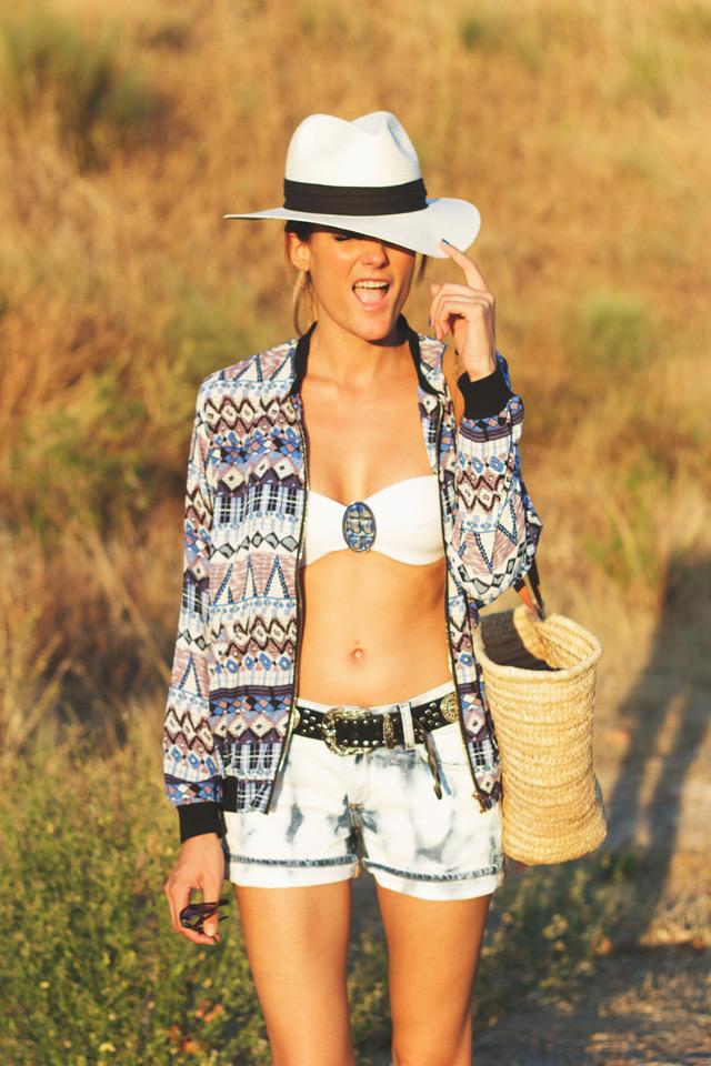 TO THE BEACH OUTFITS, capellier, chaqueta azteca, shorts, vintage, capazo playa, borsalino, etam, bikin blanco copas, beach, playa, vacaciones