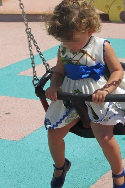 VESTIDO CON VUELO EN EL PARQUE VESTIDO CON VUELO EN EL PARQUE