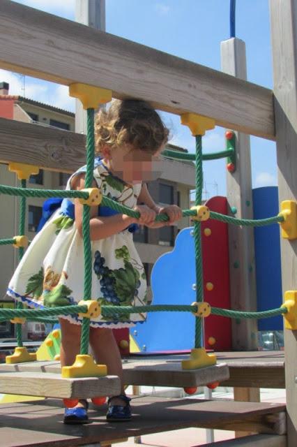 VESTIDO CON VUELO EN EL PARQUE VESTIDO CON VUELO EN EL PARQUE